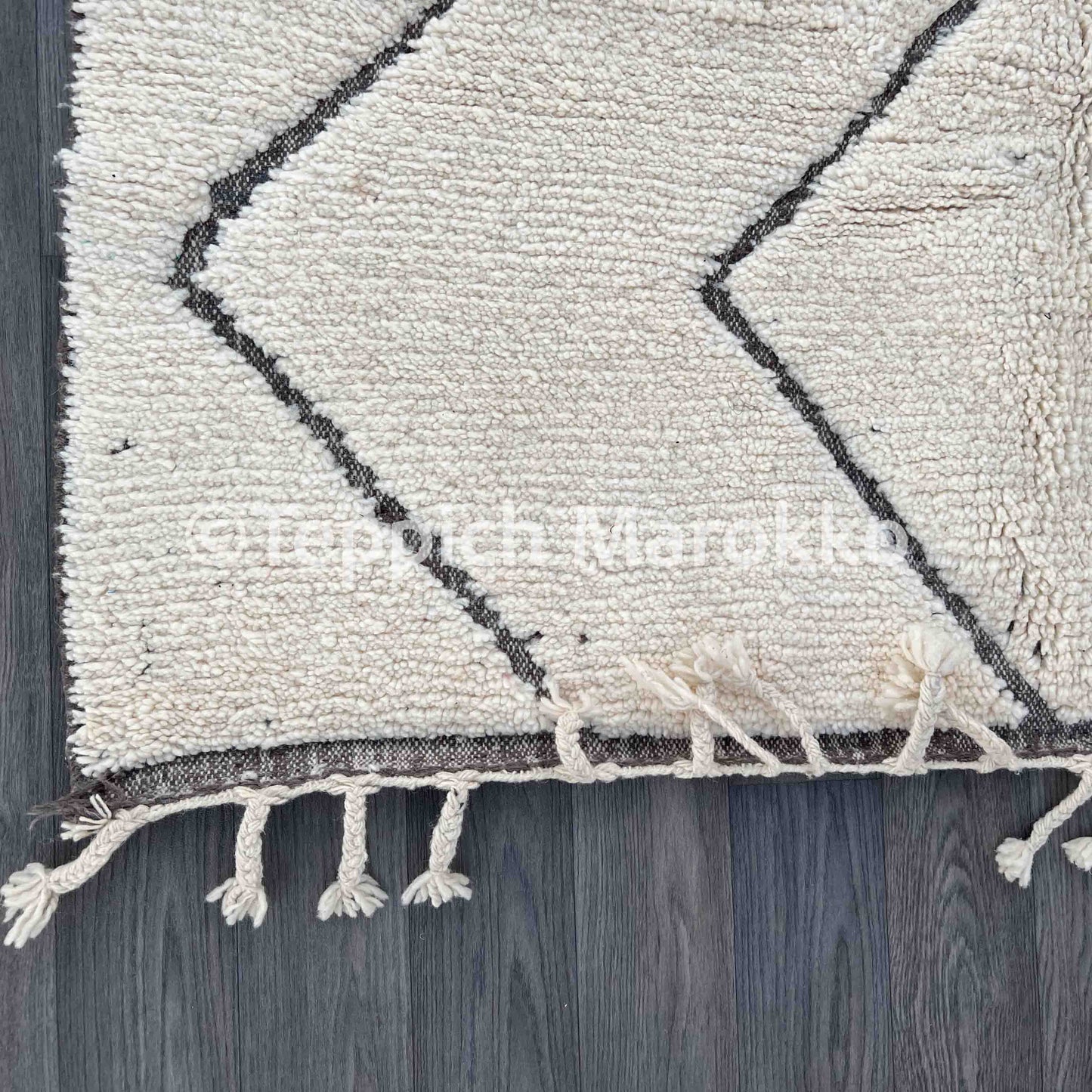 Almas - White Moroccan Rug