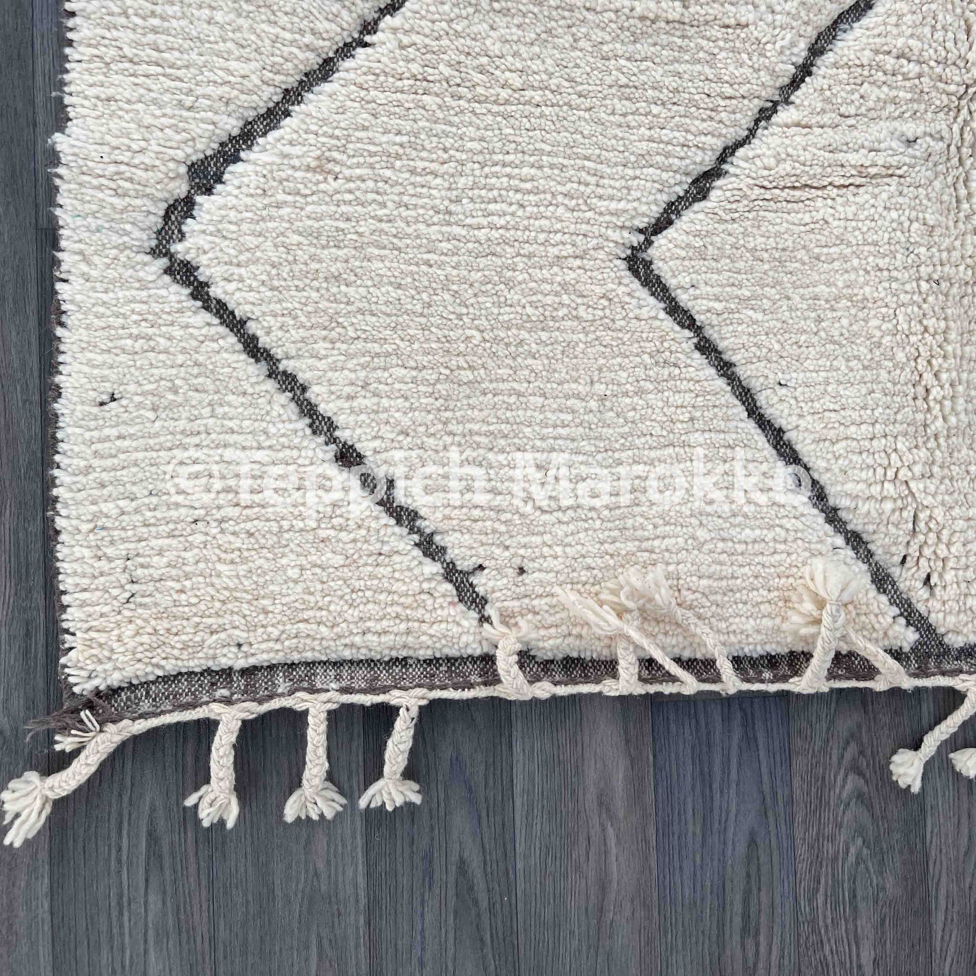 Almas - White Moroccan Rug