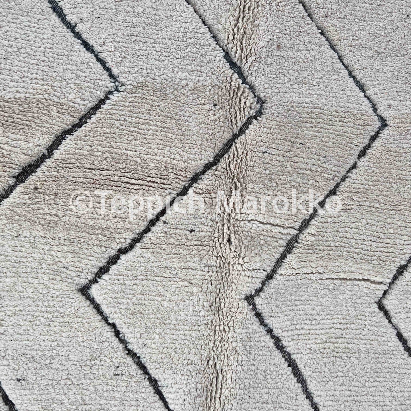 Almas - White Moroccan Rug