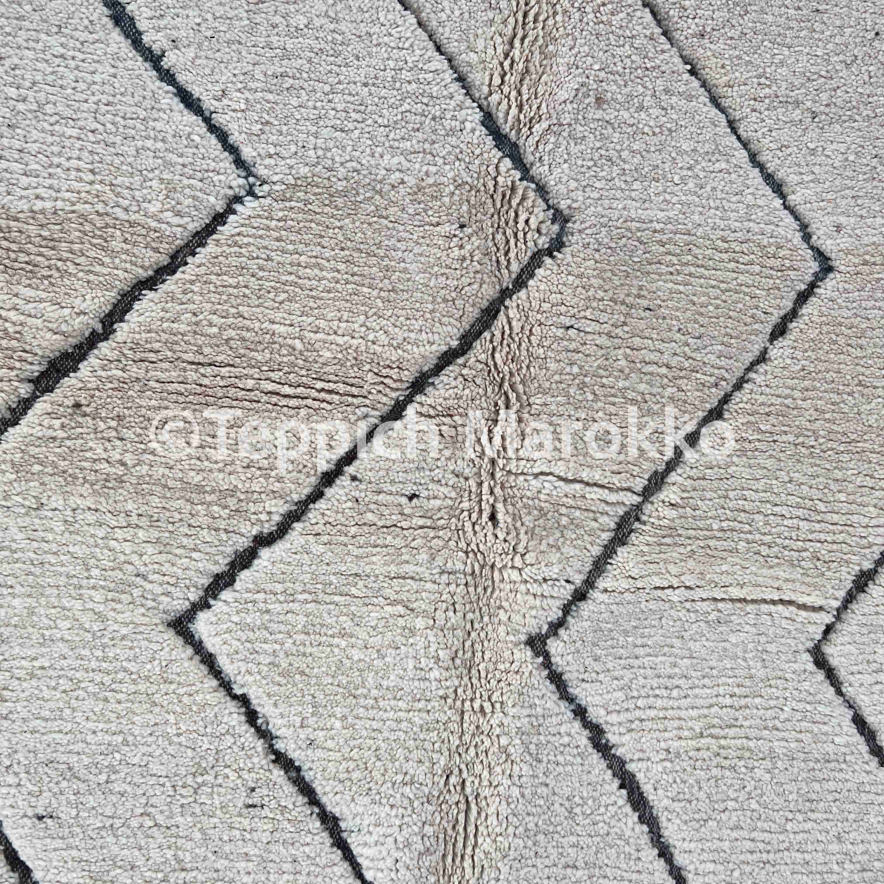 Almas - White Moroccan Rug