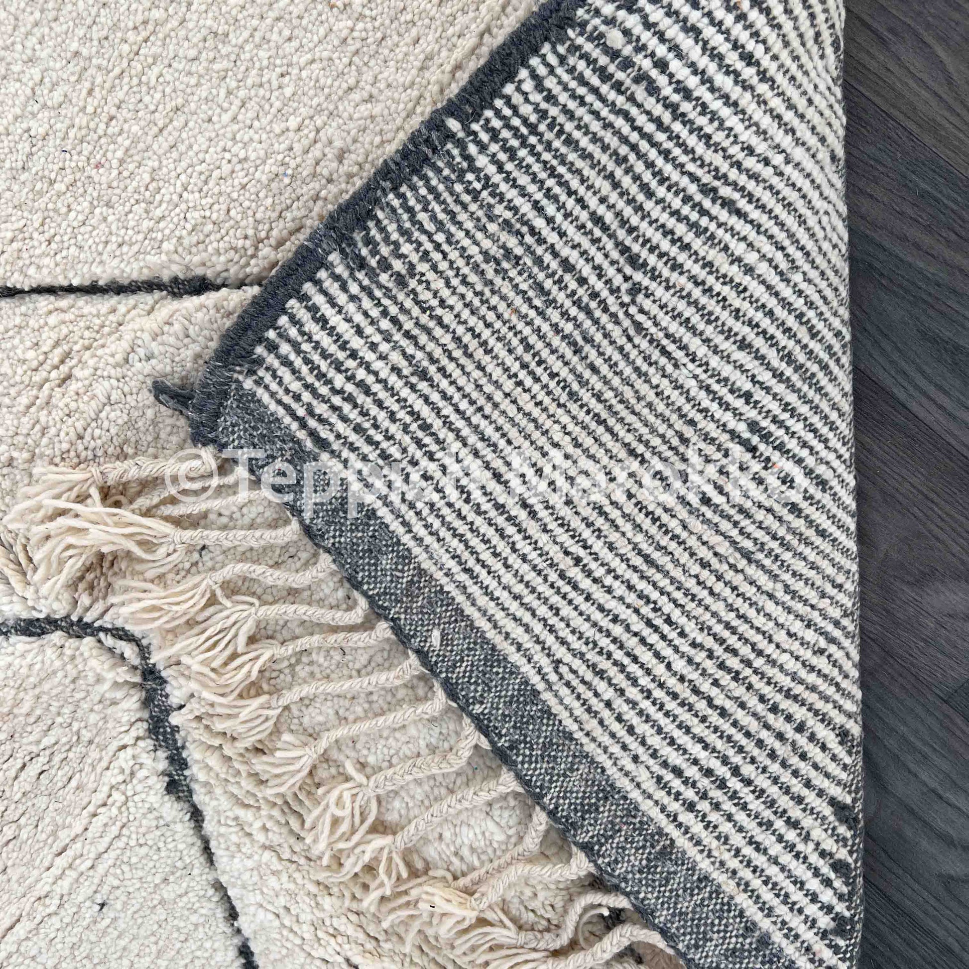 Almas - White Moroccan Rug